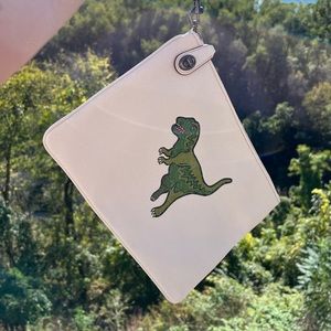 🦖COACH REXY TURNLOCK CLUTCH! Limited edition, white. 🦖 RARE